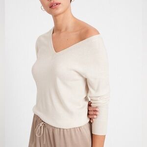 🍀30% Banana Republic 100% wool Light Gray V-Neck Sweater 100% Natural Fibers